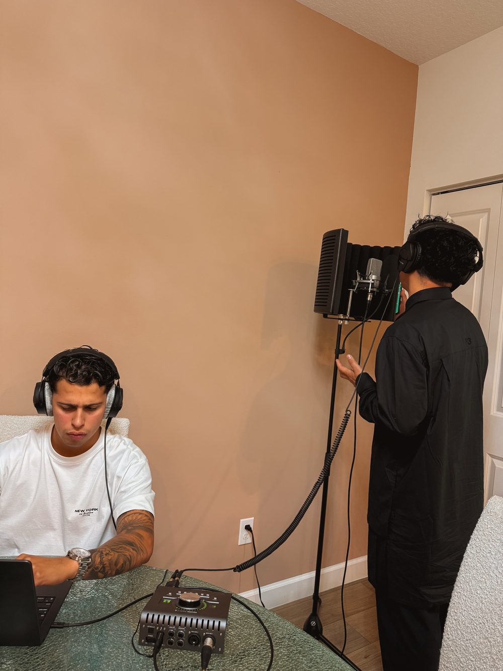 J Sanchez en sesión de estudio